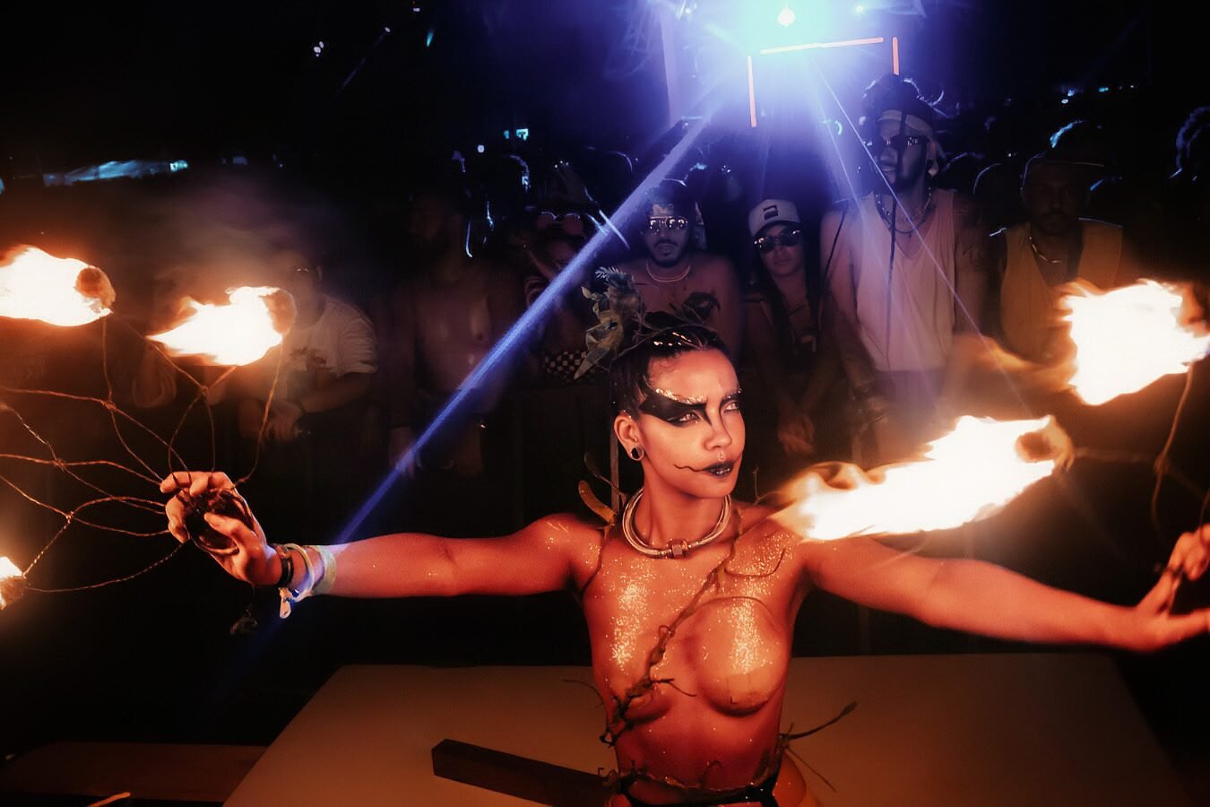 Performer com fogo em festival
